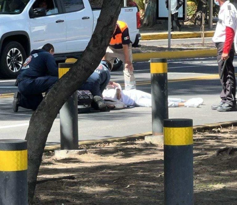 Mujer queda herida sobre la Av. Camelinas de Morelia; al parecer se aventó de un puente peatonal