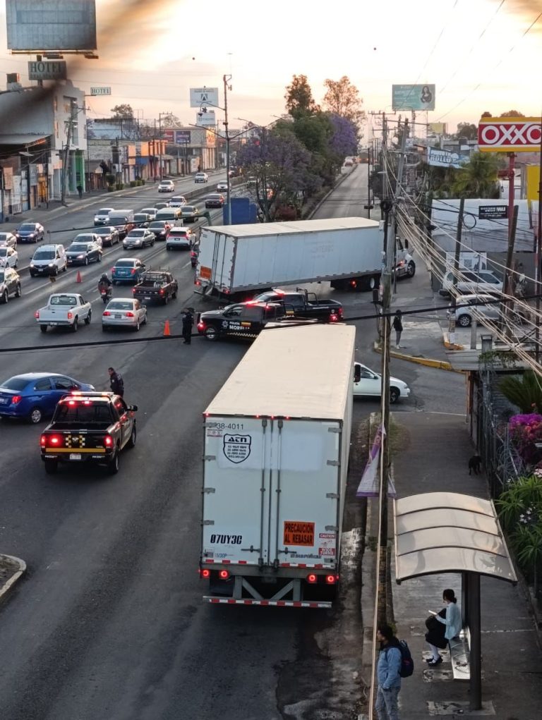 Tráiler choca y queda atravesado sobre Av. Madero Poniente de Morelia