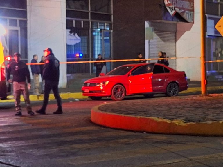 Pareja es baleada a bordo de su vehículo; él hombre falleció