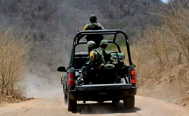 Se enfrentan grupos armados la periferia de Apatzingán