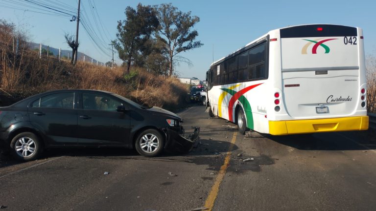 Se registra choque entre auto y camión Coordinados en la Morelia-Maravatío