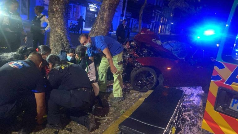 AMR auxilia a hombre herido tras choque de auto contra árbol al sur de Morelia
