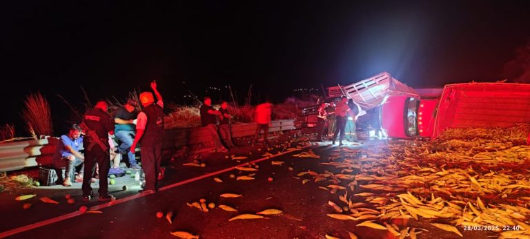 Chocan dos camiones de carga en la Autopista Siglo XXI