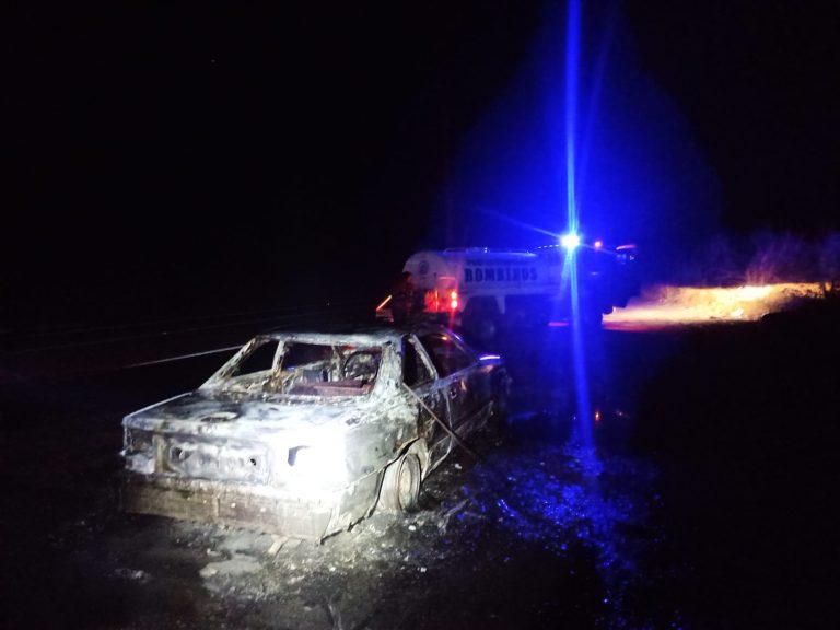 Auto arde en llamas en la autopista Siglo XXI