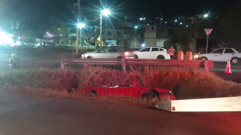 Auto cae a un canal en la Morelia-Álvaro Obregón