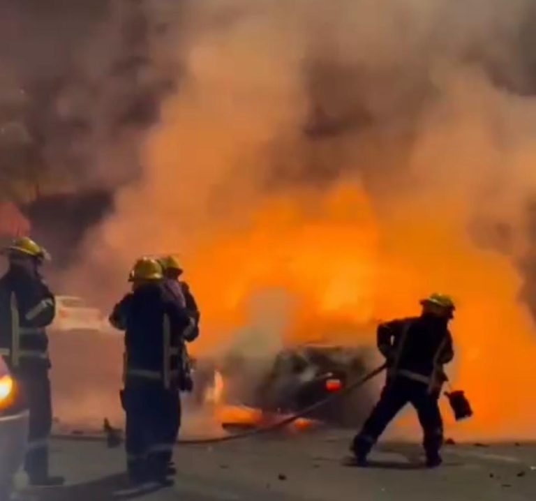 Hombre muere calcinado tras chocar contra un tráiler en Lázaro Cárdenas