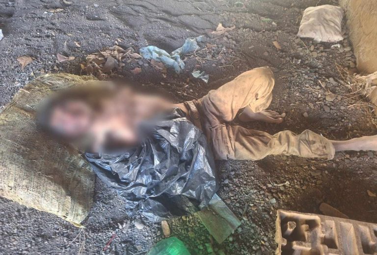 Reportan olores fétidos debajo de un puente y hallan a hombre herido, en Apatzingán