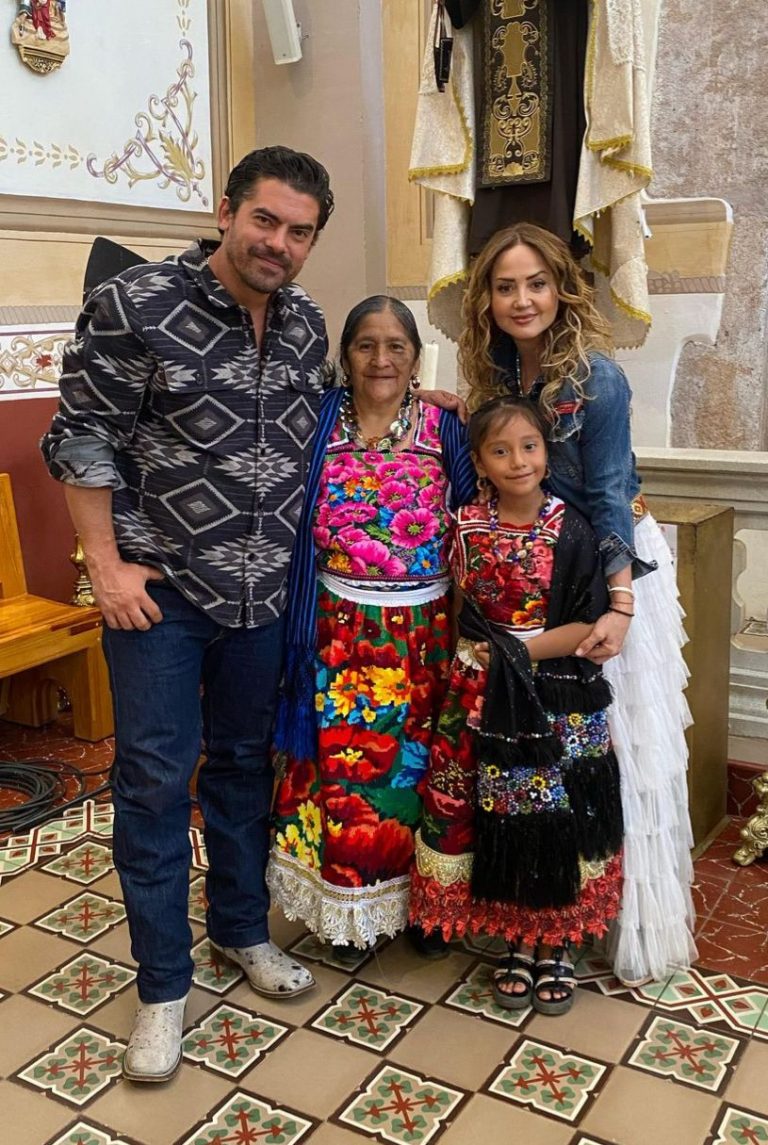 Artesana michoacana Feliciana Bautista cautiva con sus rebozos con plumas