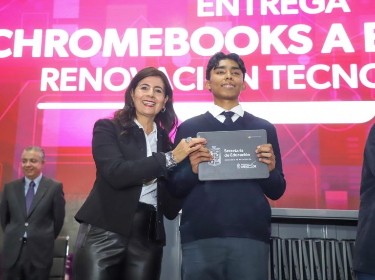 Avanza renovación tecnológica; entrega SEE laptops a escuelas