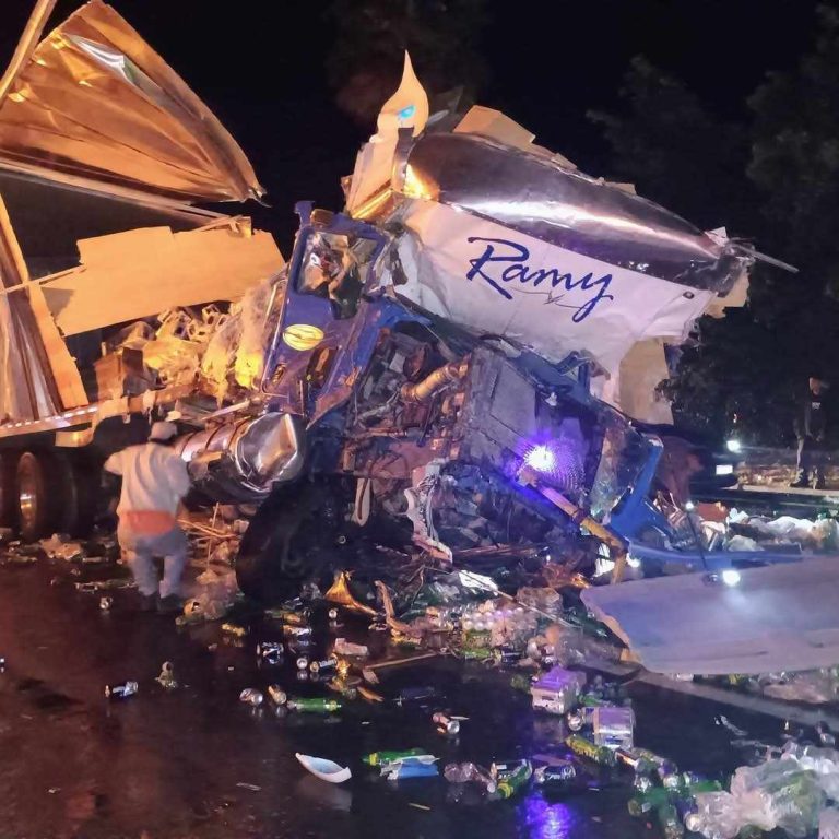 Se registra aparatoso choque vehicular en la Plaza de Cobro Zinapécuaro de la autopista México-Guadalajara