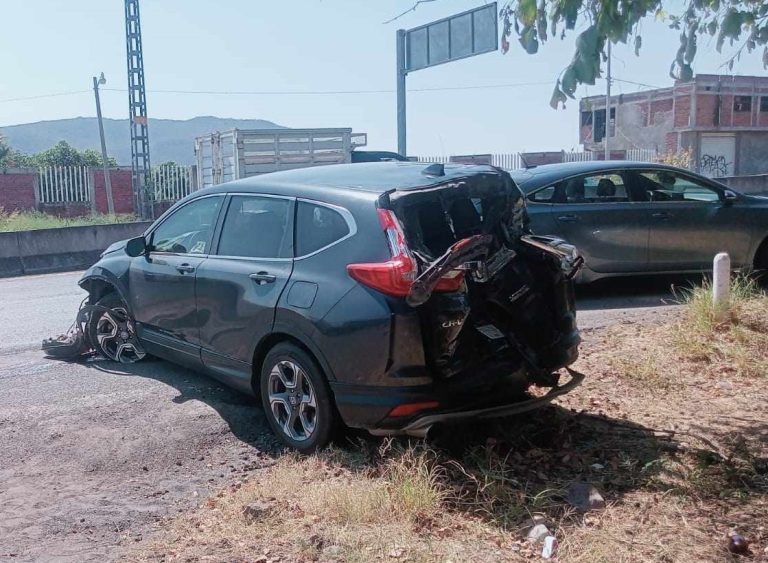Se registra carambola vehicular en la carretera Apatzingán–Cuatro Caminos; hay cuatro heridos