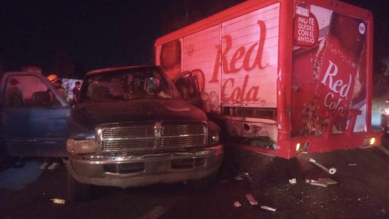 Se registra choque entre camioneta y camión refresquero en la carretera Morelia-Pátzcuaro