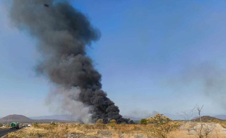 Se registra incendio en el basurero municipal de Múgica