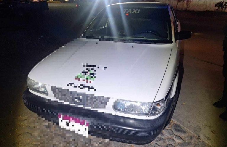 Taxista baleado llega por sus medios a un hospital en Apatzingán