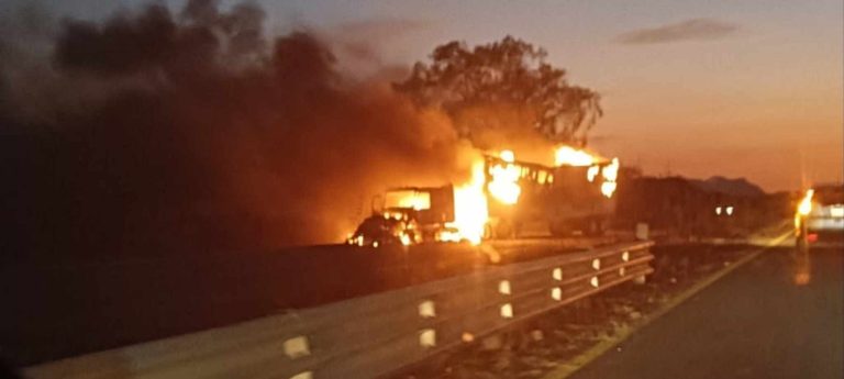 Presuntos normalistas bloquean la carretera Morelia-Pátzcuaro y queman tráiler