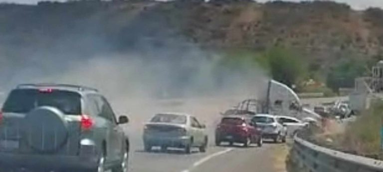 Tráiler embiste patrulla y varios autos en la carretera Morelia-Salamanca