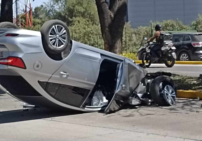 Un herido al volcar auto en el Boulevard Industrial, en Uruapan