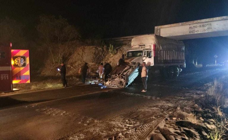 Un herido grave tras choque volcadura en la carretera Apatzingán–Cuatro Caminos