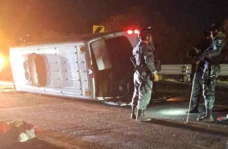 Volcadura de camioneta tipo turismo deja ocho heridos, en la autopista Siglo XXI
