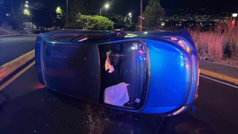 Vuelca auto a escasos metros del Motel Montecarlo, en Morelia