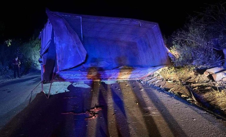 Vuelca camión de carga en Salvador Escalante