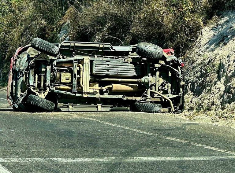 Vuelca camioneta en la carretera Morelia-Pátzcuaro