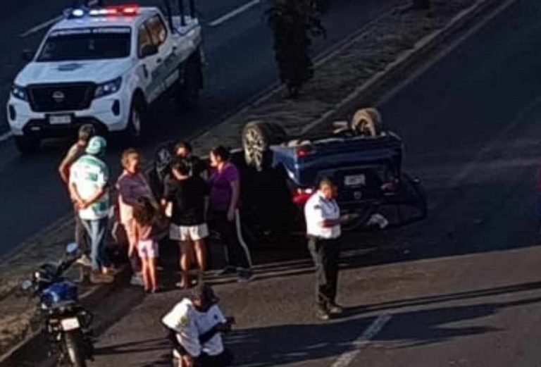 Vuelca otro vehículo en la carretera Morelia-Salamanca