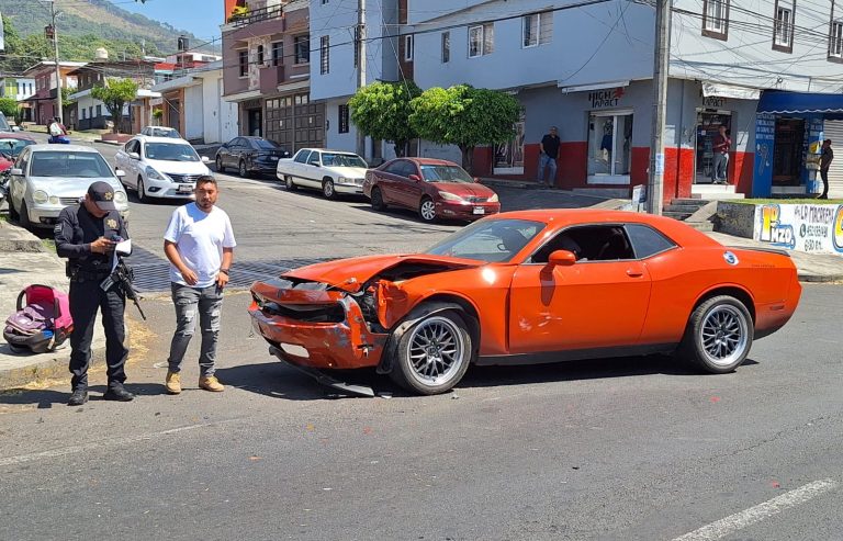 Choque por alcance deja dos mujeres heridas, en Uruapan