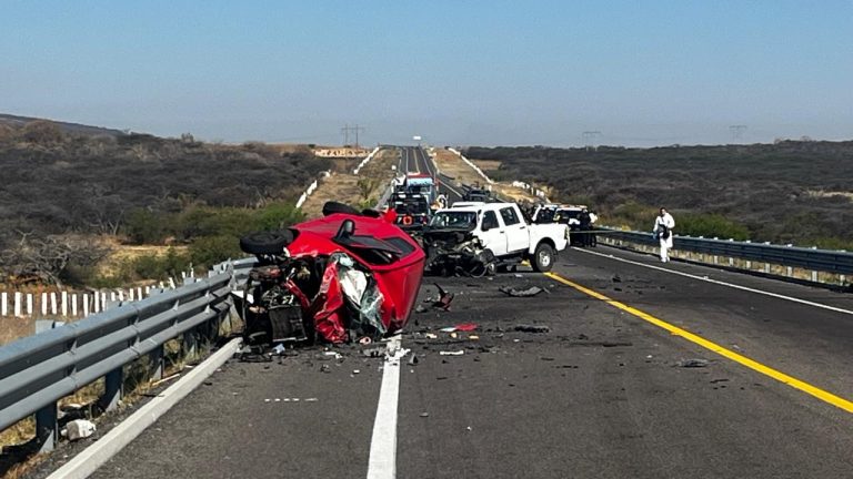 Un muerto y dos heridos graves, tras choque de frente, entre auto y camioneta en La Piedad