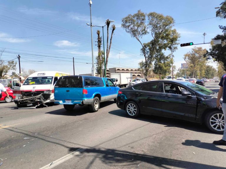 Combi Ruta Roja 4 y auto protagonizan choque en avenida Madero Poniente de Morelia