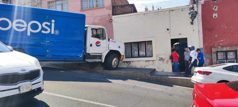 Camión repartidor choca contra banqueta y casa al norte de Morelia