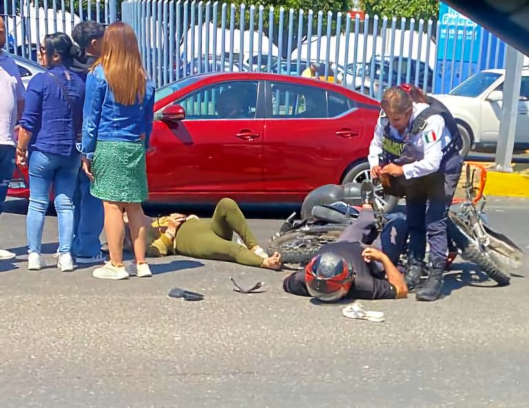 Pareja en moto sufre accidente en el periférico de Morelia