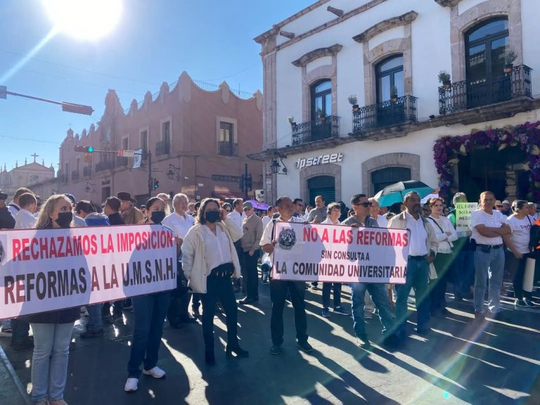 Prepara Congreso albazo sobre reforma a Ley Orgánica: profesores se manifiestan afuera del Legislativo