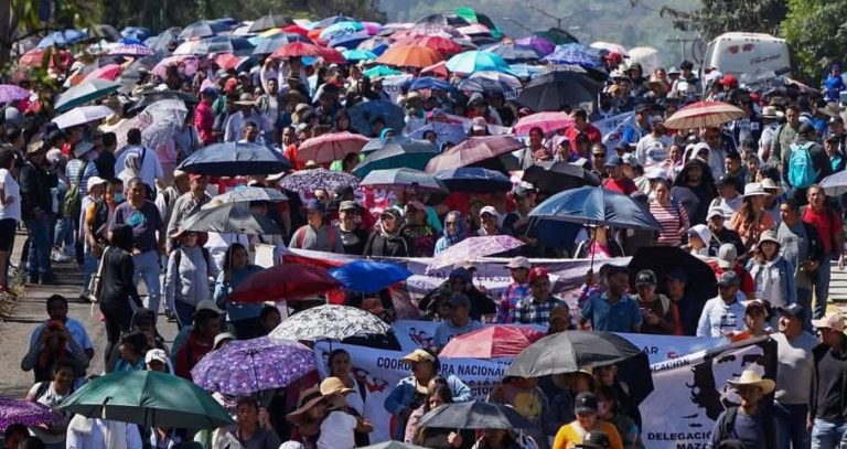 Marcha CNTE-Poder de Base hacia Palacio de Gobierno en contra de reforma a Ley del ISSSTE