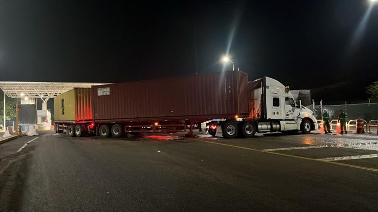 Dos accidentes con tráileres involucrados, en distintos puntos de la autopista Siglo XXI
