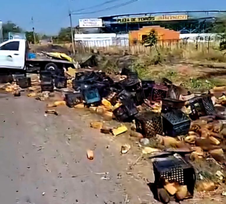 Se accidenta camioneta cargada con jugos en la carretera Apatzingán – Cuatro Caminos