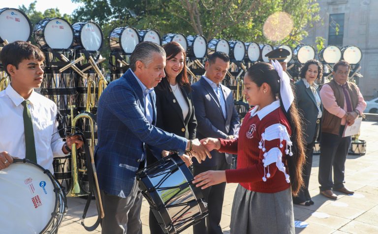 SEE fomenta valores cívicos con la entrega de bandas de guerra