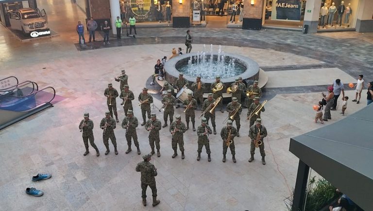 Se presenta Banda de Música de la XII Región Militar en la Plaza Comercial de Morelia