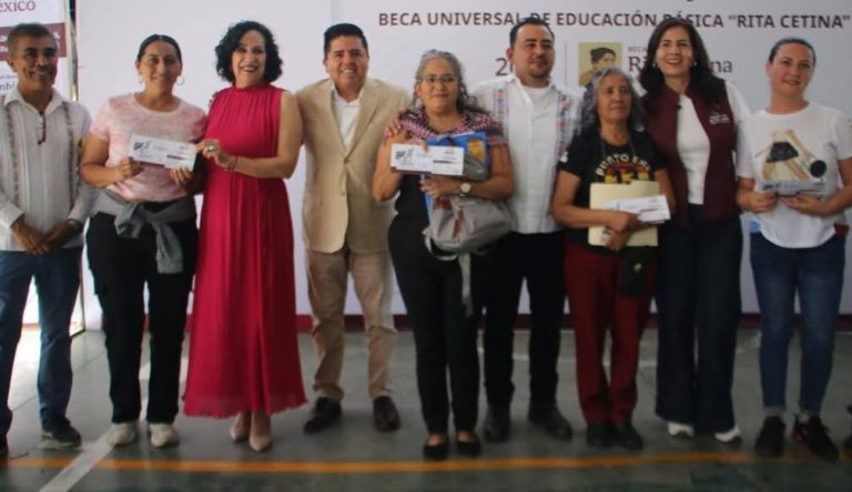 Entregan tarjetas para beca «Rita Cetina»