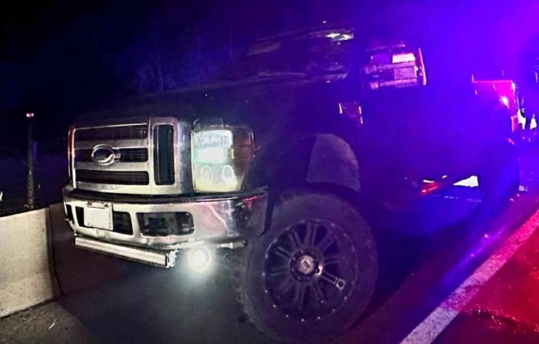 Detienen a empistolado tras persecución vehicular; el sujeto se accidenta y queda herido