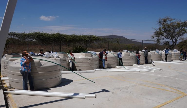 Entrega de captadores de agua pluvial en Tangamandapio