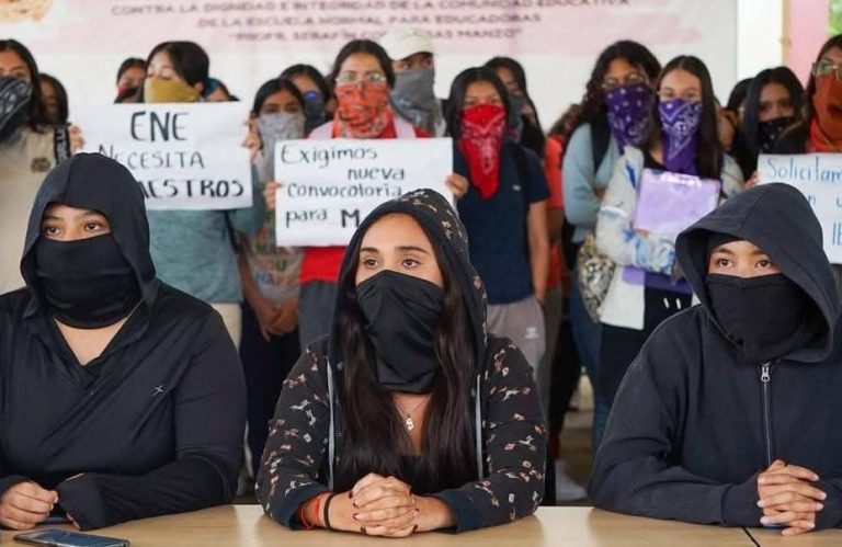 Demandan alumnas de Normal de Educadoras profesores que completen materias,  para su buena preparación