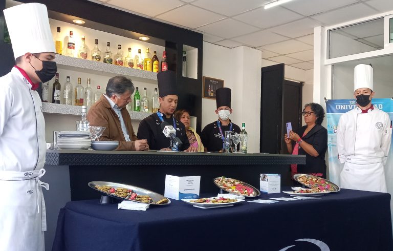 Buscan que futuros gastrónomos aprendan sobre la identidad de platillos de cocineras tradicionales