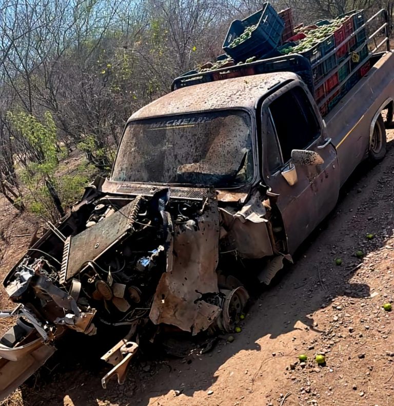 Camioneta limonera acaba destrozada tras estallido de mina improvisada en Apatzingán