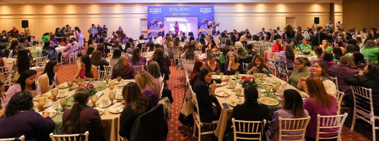 Mujeres llevan a cabo parte significativa de los cambios que necesita México: Navarro García