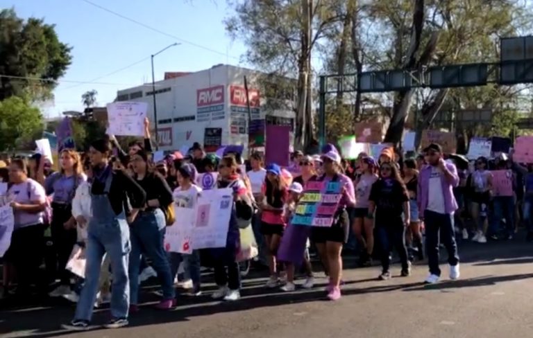 Sale primera marcha del 8M rumbo a Palacio de Gobierno