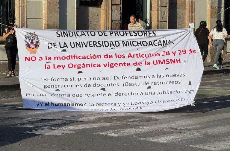 Sindicalizados bloquean Congreso; diputados contemplan sesión en otra sede