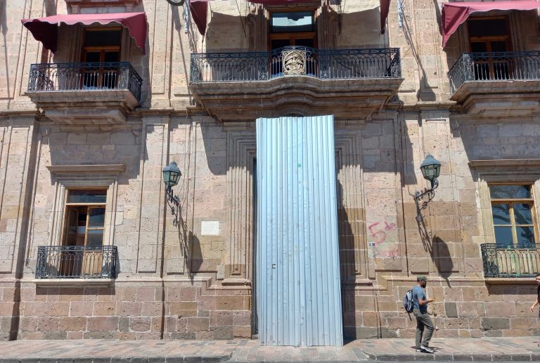 Colocan protección metálica a la puerta de Palacio de Gobierno