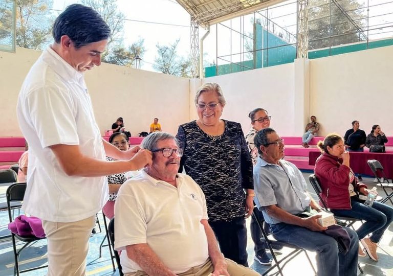 Reciben adultos mayores de Quiroga aparatos auditivos y optométricos