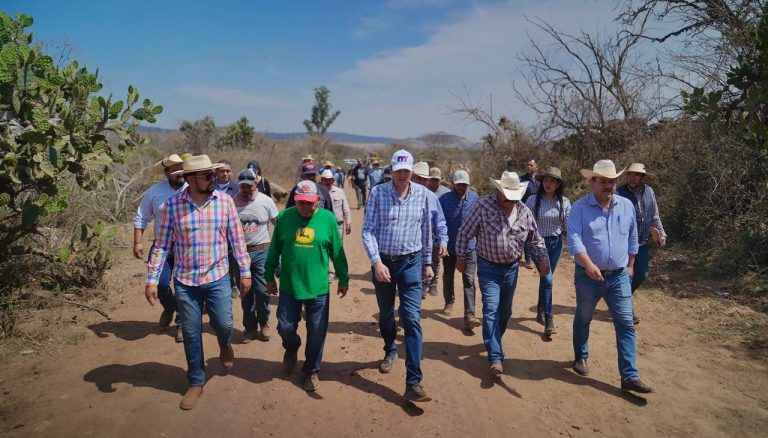 Arranca rehabilitación de camino saca cosecha en Chiquimitío